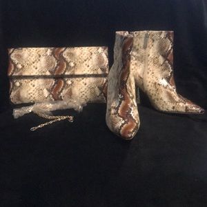 Sz 9 snaked pattern Charles David boots w/clutch & chain converts to crossbody.